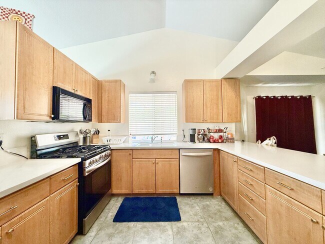Building Photo - AVAILABLE NOW!! GORGEOUS 2 BEDROOM 2 BATHROOM Home in Palm Desert!