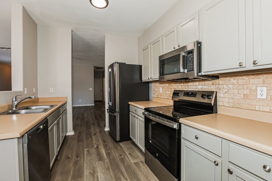 Building Photo - 1733 E Silversmith Trail