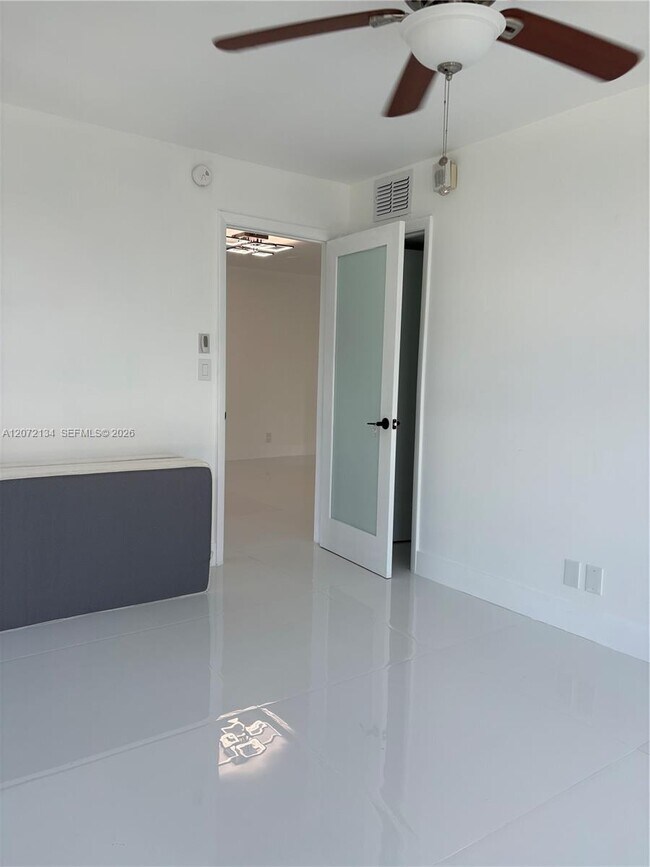 Building Photo - 525 N Ocean Blvd