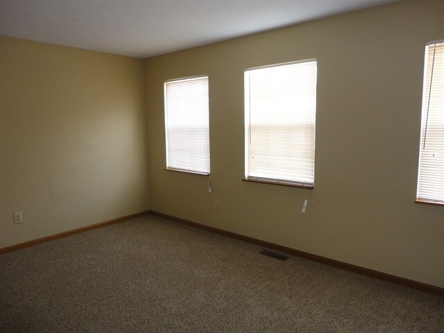 Building Photo - 610 Canary Creek Dr