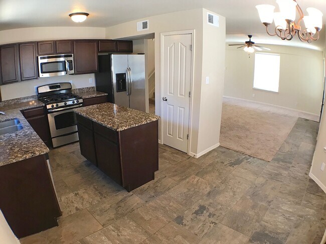 Building Photo - Sandstone Ranch Estates 3 bed with Refrig A/C plus Bonus Loft!