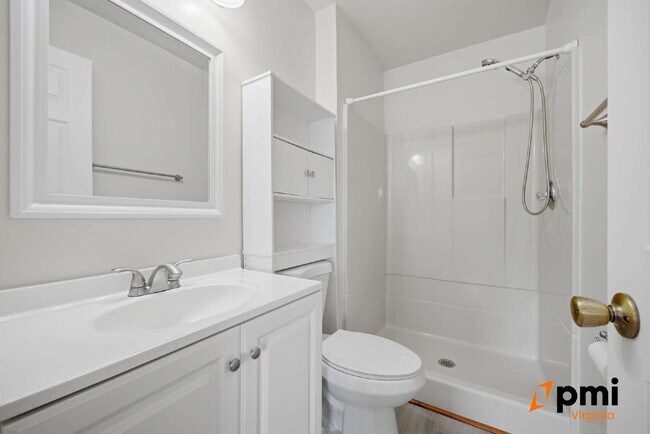 Building Photo - UPDATED 3 BEDROOM 2.5 BATH, FENCED YARD PETS ALLOWED