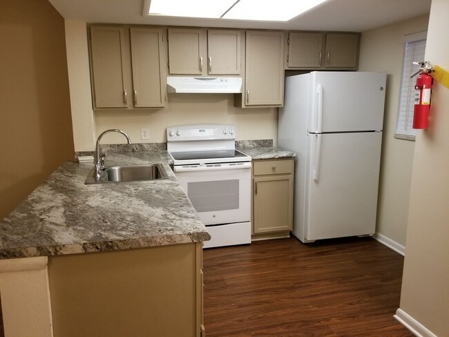 Building Photo - **Available NOW** 2 Bedroom/ 2 Bath Condo ...