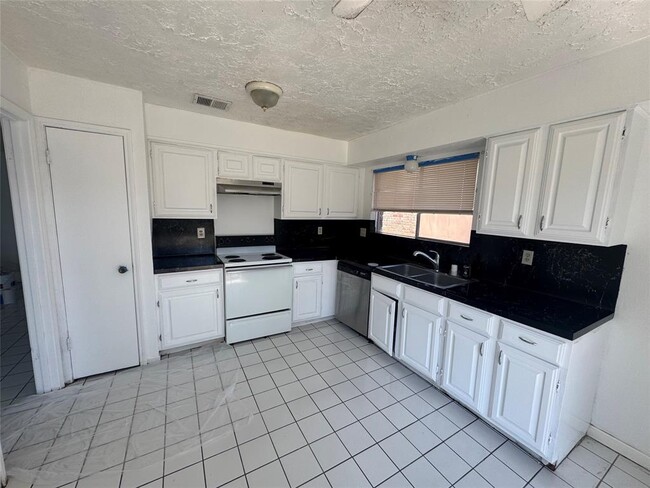 Building Photo - 6635 Deer Ridge Ln