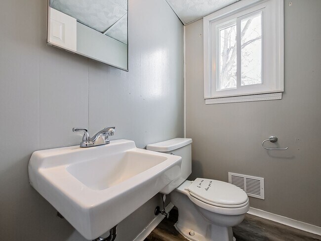 Building Photo - AVAILABLE NOW! Spacious and Inviting Westland Home!