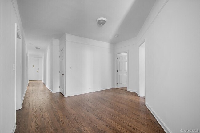 Building Photo - 779 Riverside Dr