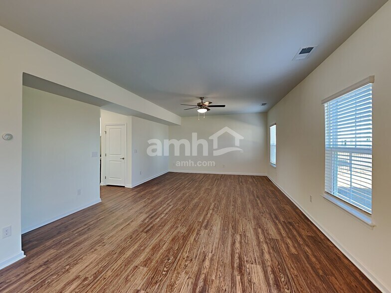 Building Photo - 561 Larragan Dr