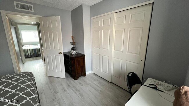 Building Photo - 1055 W 5th St