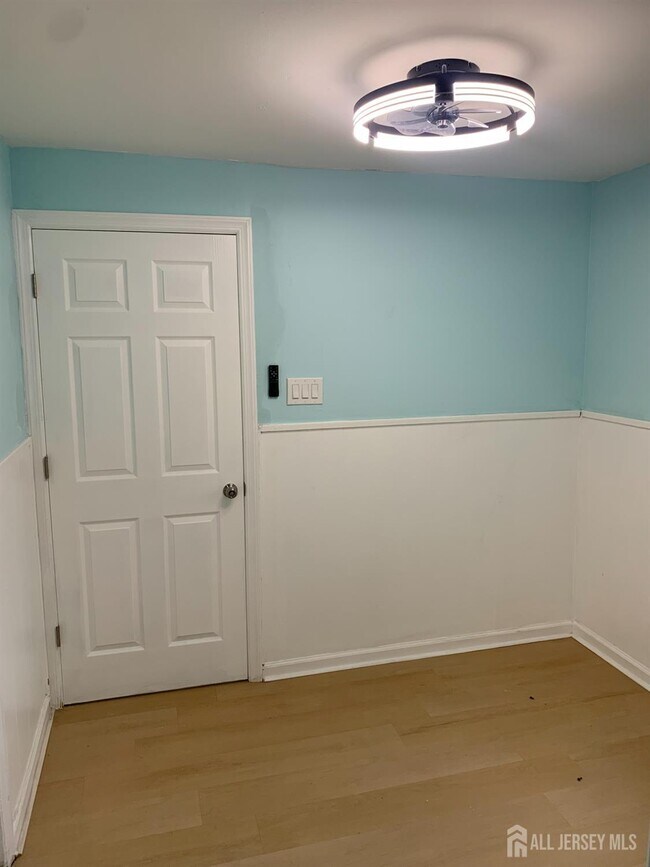 Building Photo - 47 Holly St