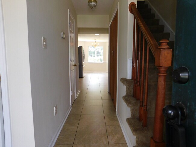 Building Photo - "Spacious 4-Bedroom Gem on Hughart Street with 2.5 Bathrooms and 2108 Sq. Ft. of Comfort!"