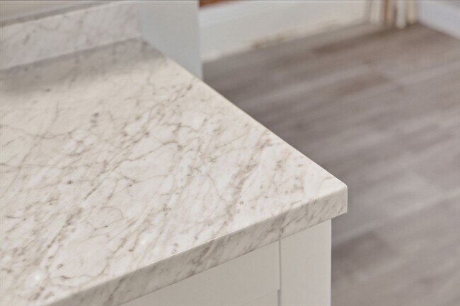 Building Photo - 7 Maple St