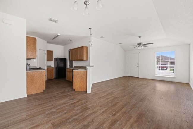 Building Photo - 903 Lasso Dr