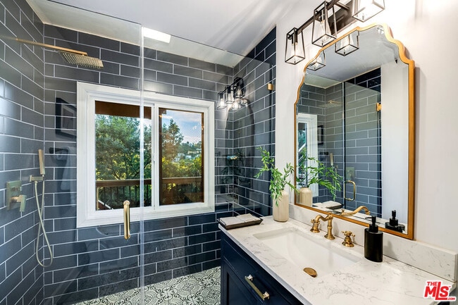 Building Photo - 3323 N Knoll Dr