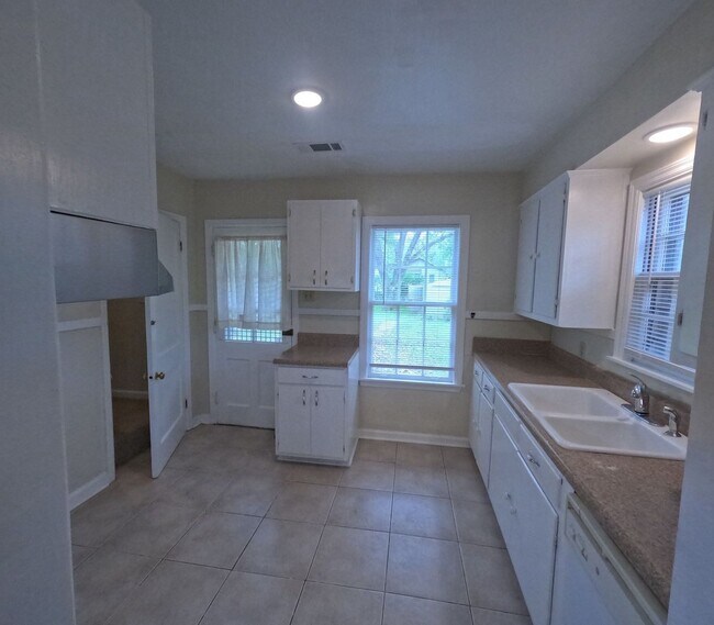 Building Photo - Renovated 3 Bed 1 Bath