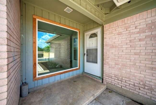 Building Photo - 5301 Gladstone Dr