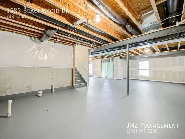 Building Photo - 1582 Beachwood Dr