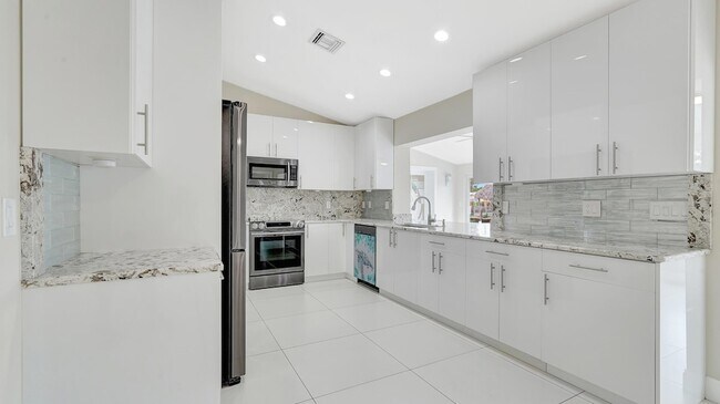 Building Photo - 1412 NE 53rd Ct