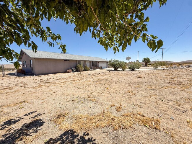 Building Photo - 3 bedroom Home on 2 Acres