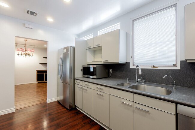 Building Photo - Spacious 5-Bedroom, 3-Bath Home with Pool ...