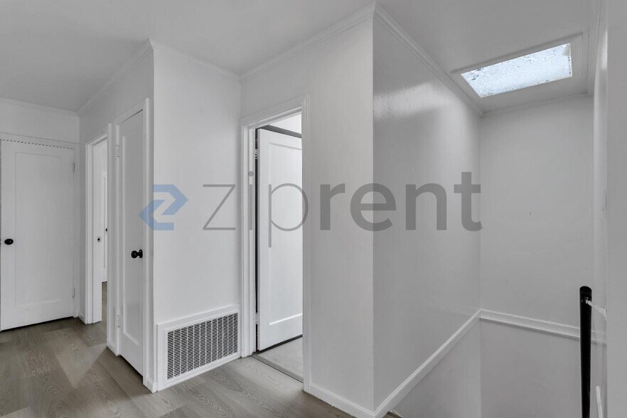 Building Photo - Unit