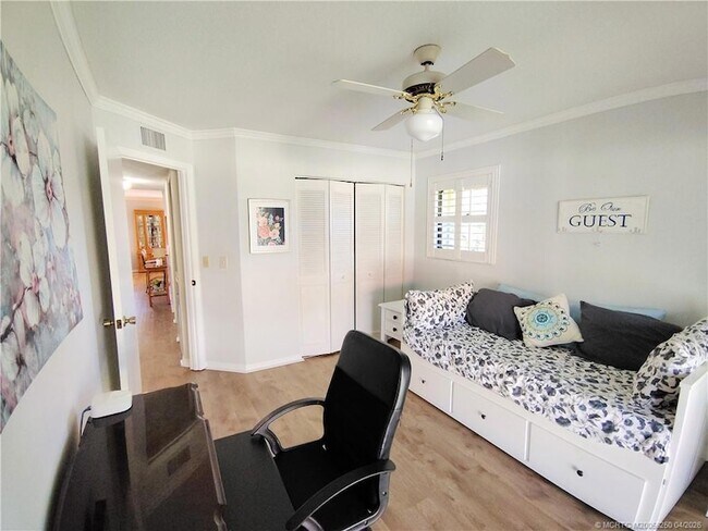 Building Photo - 511 SW South River Dr