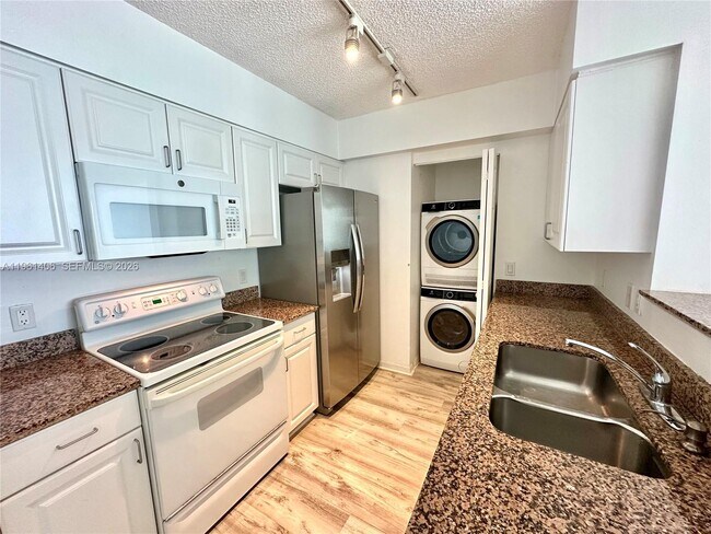 Building Photo - 1155 Brickell Bay Dr