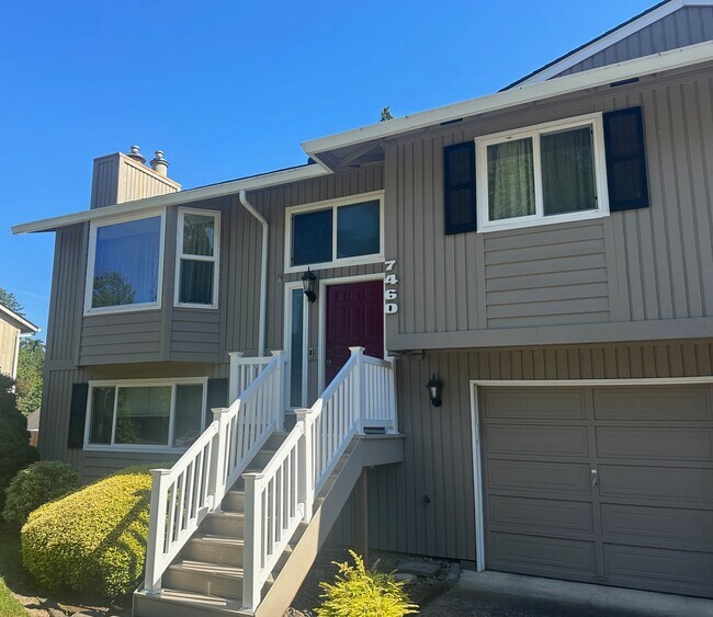 Building Photo - 7460 SW Elmwood St