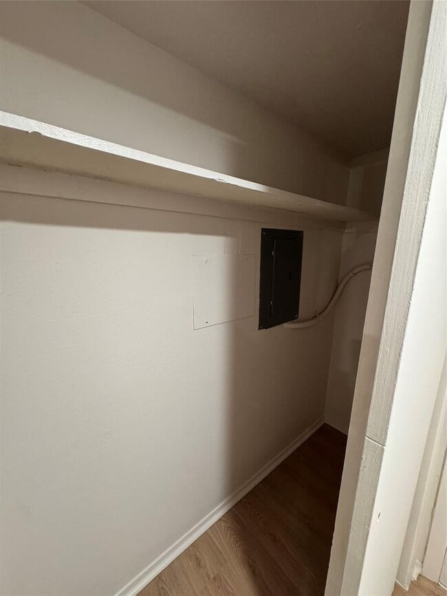 Building Photo - Great Oak Lawn Location!