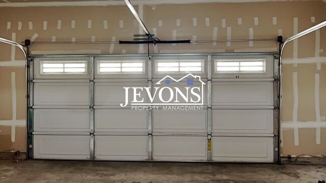 Building Photo - Spacious 5-bedroom home in a great community with 2-car garage, washer and dryer, just minutes fr...