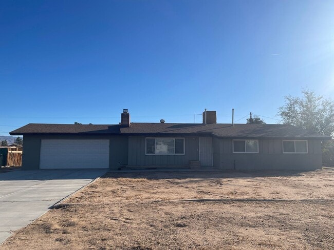 Building Photo - Apple Valley Home 4 Bedrooms, 2 Bathrooms,...