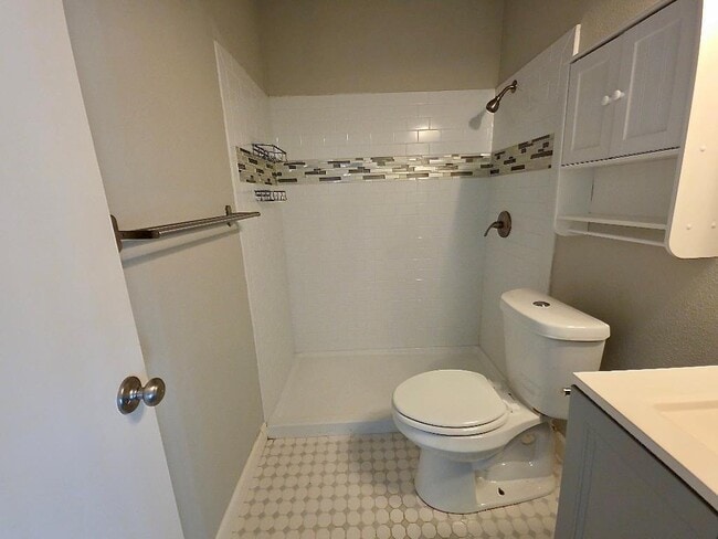 Building Photo - 2401 La Casa Dr