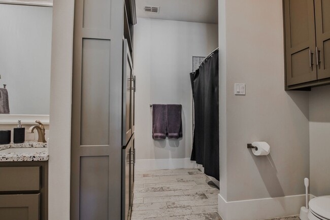 Building Photo - Stunning 4-Bedroom Luxury Home with Resort-Style Pool in Prestigious Oakmont Estates – Available ...