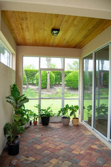 Building Photo - 1049 Normandie Way