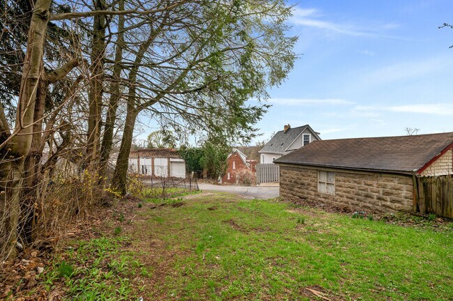 Building Photo - Newly Renovated 3 Bed, 1 Bath Home - Conveniently Located, Central AC & Heat - Available NOW in B...