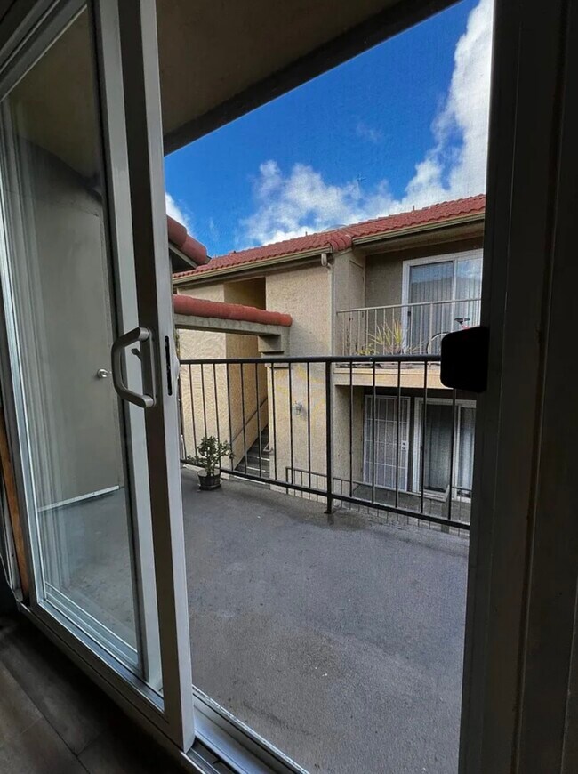 Building Photo - 4222 Menlo Ave