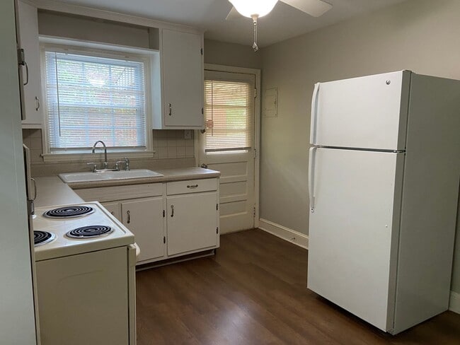Building Photo - 3 Bedroom, 1.5 Bathroom House in Greensboro!