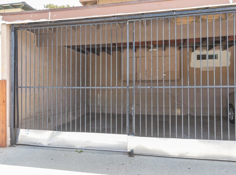 Building Photo - 2041 N Ventura Rd