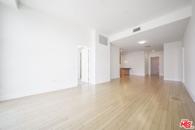 Building Photo - 3223 W 6th St