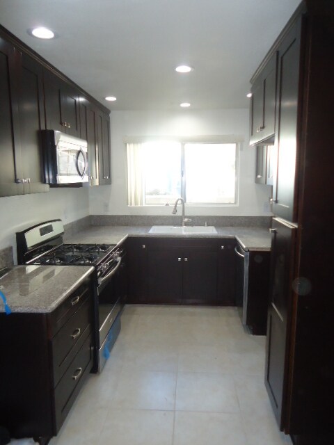 Building Photo - 3 Bedroom - 2 Bathroom Single Story Home i...