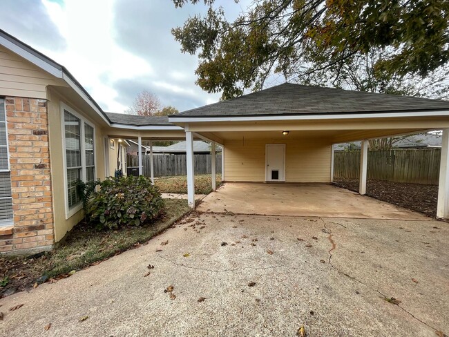 Building Photo - Stockwell Area! A Must See Today!