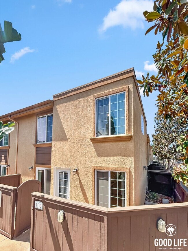 Building Photo - Beautiful 2B/2BA Townhouse w/ Washer/Dryer...