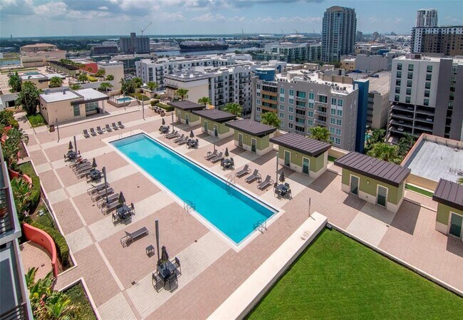 Building Photo - 1120 E Kennedy Blvd