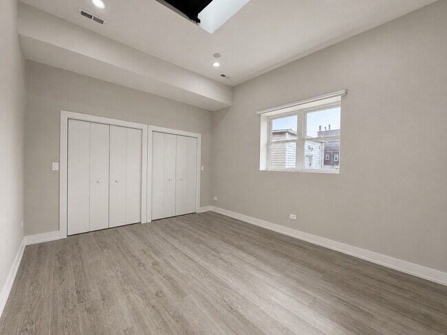Building Photo - 3214 W Lawrence Ave