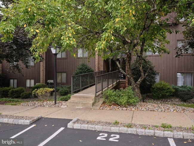 Building Photo - 22 Hermitage Dr
