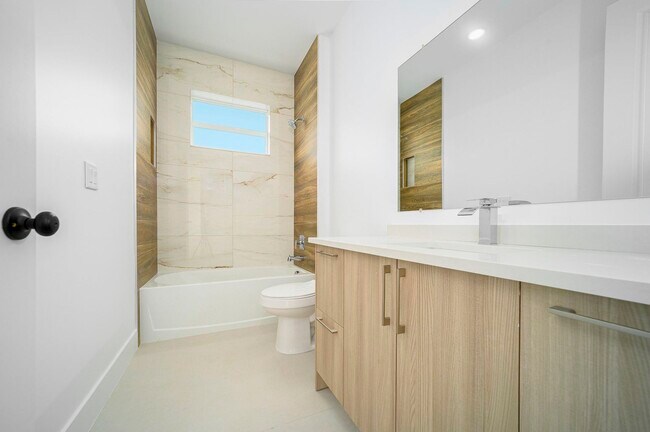 Building Photo - 15245 Brainbridge Cir