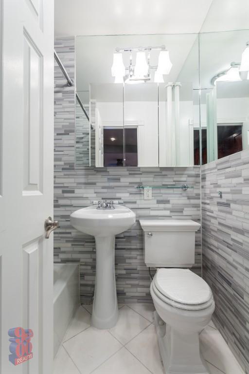 Building Photo - 382 E 10th St