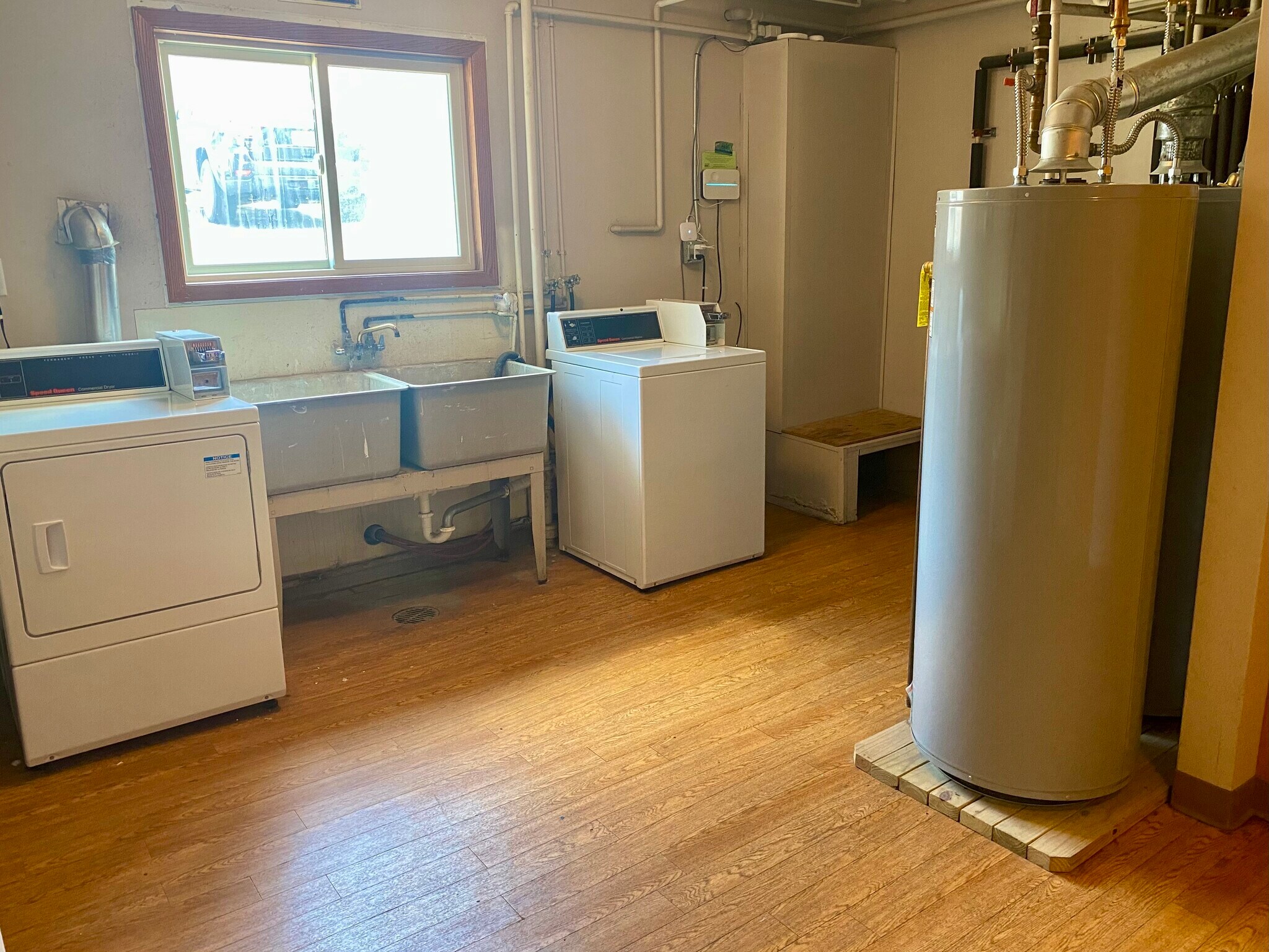 Laundry - 609 Market St S