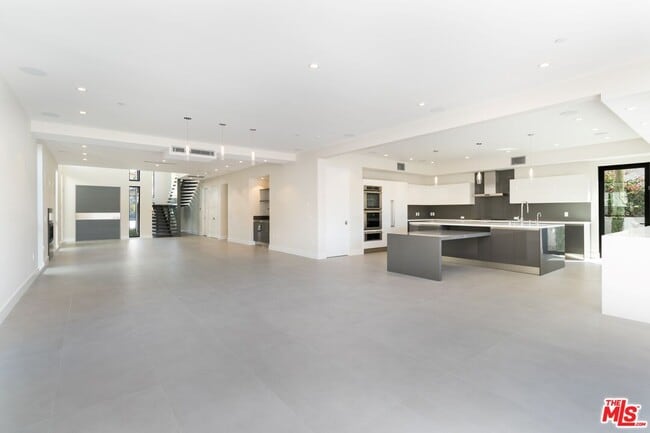 Building Photo - 159 S Bowling Green Way