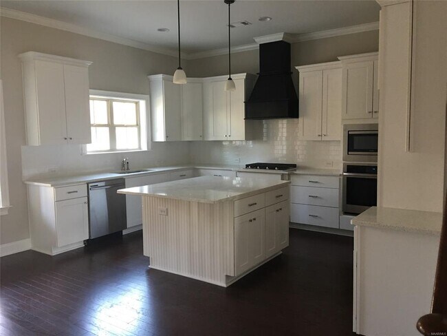 Building Photo - 353 Sydney Dr S