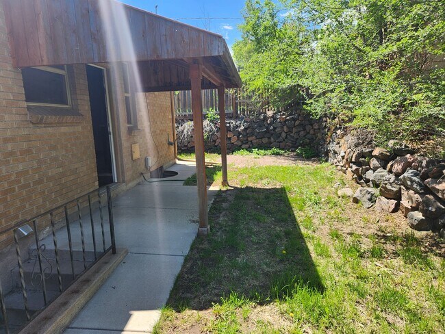 Building Photo - Bright and open updated duplex located in a prime area of Rosedale!